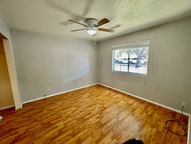 Building Photo - Conveniently Located Two-Bedroom Townhome