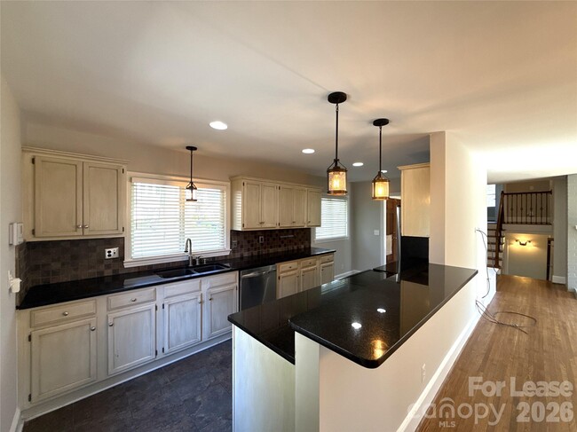 Building Photo - 2821 Sunset Dr