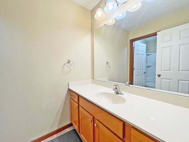 Building Photo - Spectacular SPACIOUS 3 Bedroom Plus Giant ...