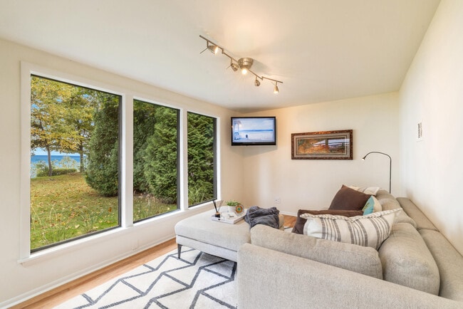 Building Photo - 10046 Sheridan Dr