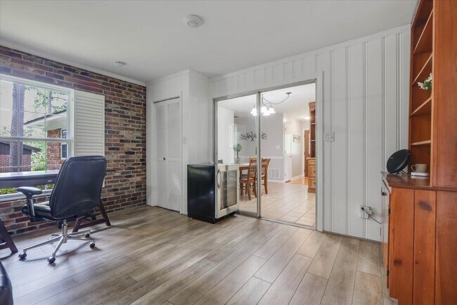 Building Photo - 1917 Sharon Rd