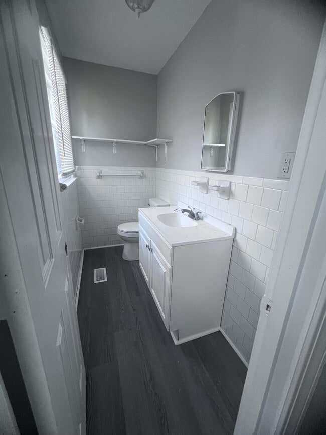 Building Photo - 607 Cross St