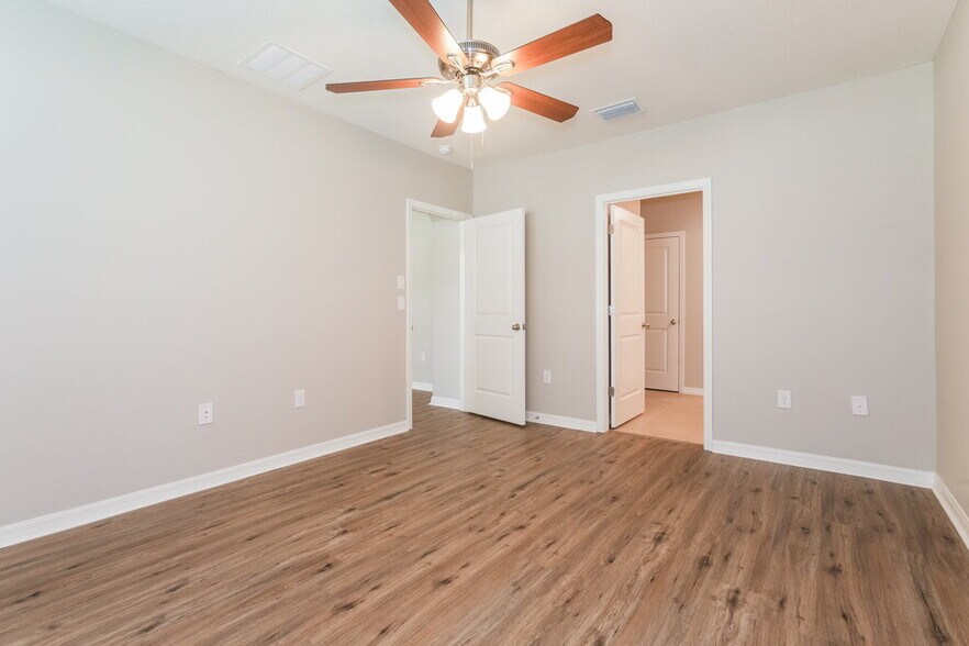 Building Photo - 16471 Little Garden Dr