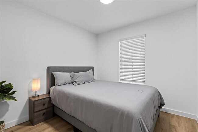 Building Photo - 3002 Brinwood Ave