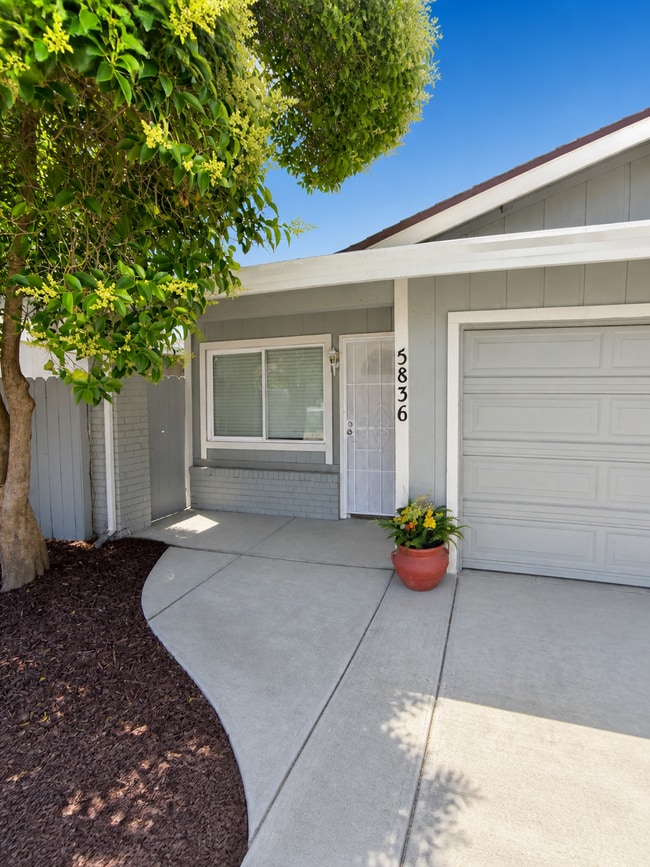 Building Photo - "Charming 2-Bedroom Duplex Oasis in Sacramento - Comfortable Living!