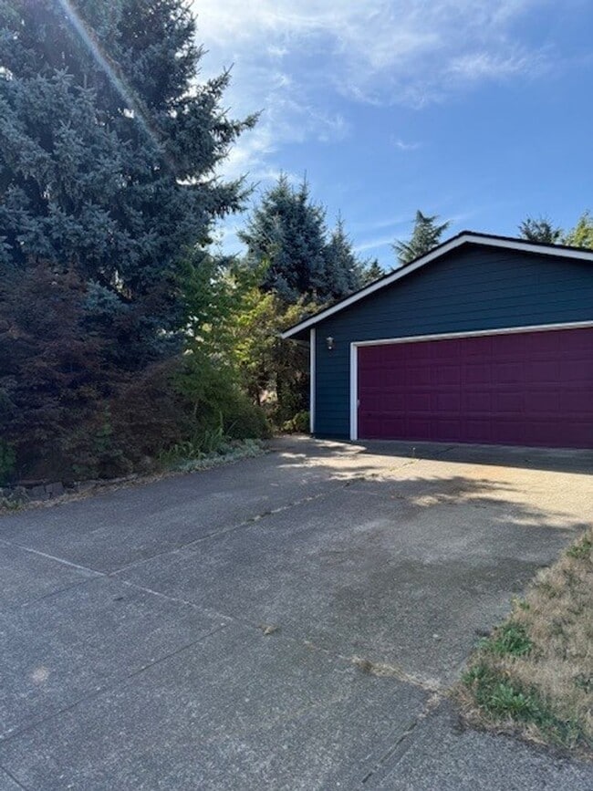 Building Photo - 3 Bedroom House Within Walking Distance to...