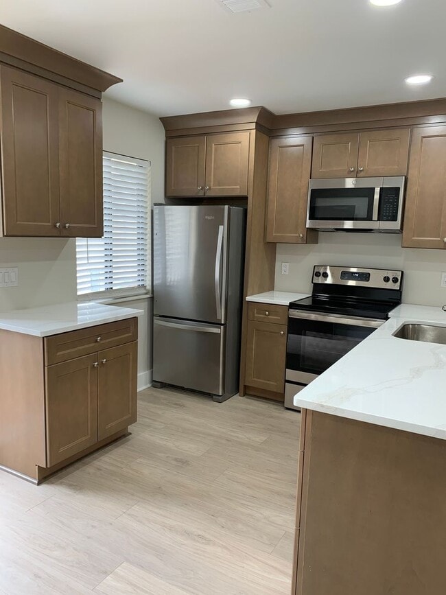 Building Photo - Completely Renovated 2 Bedroom 2 Bath Park Place Condo