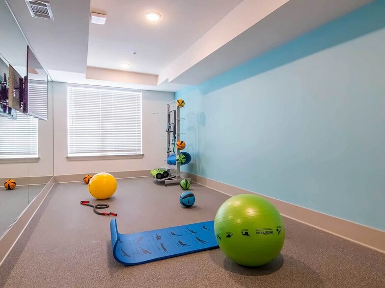 Building Photo - 2800 NE Green Oaks Blvd