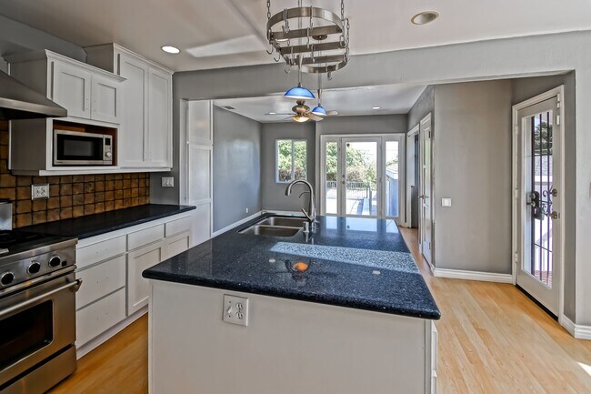 Building Photo - 2809 Carlsbad St