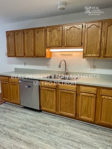 Building Photo - 5560 Seabreeze Ln