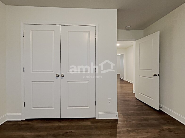 Building Photo - 5175 Valley Dr