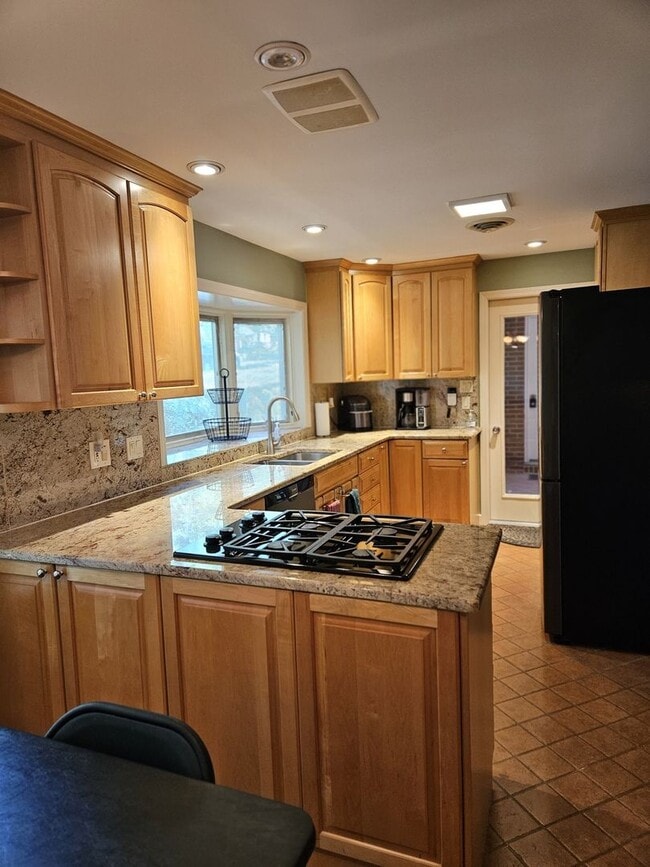 Building Photo - 3 Bedroom  Available June 8th  2026