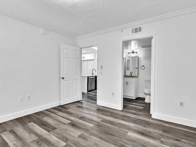 Building Photo - 2433 Centergate Dr