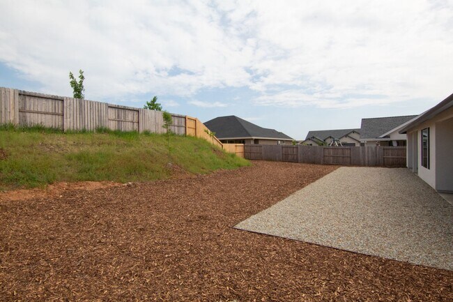 Building Photo - $500 MOVE IN SPECIAL OFF FIRST MONTHS RENT.