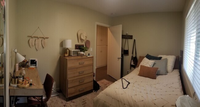 Building Photo - Immaculate 5 Bedroom 3 bath home with beautiful hill views!