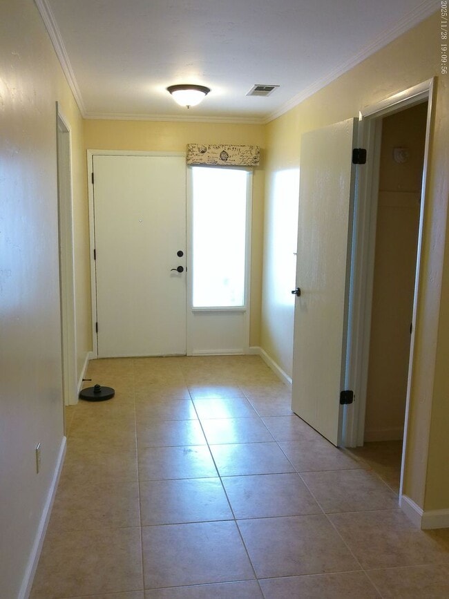 Building Photo - 726 Almond Dr