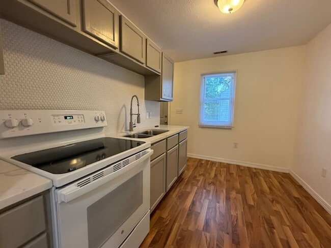 Building Photo - Renovated Single Family Home!