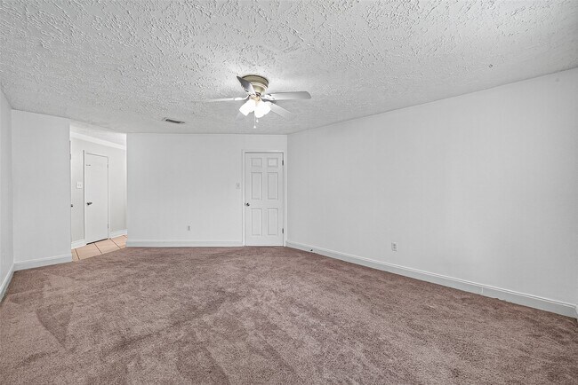 Building Photo - 15815 Thistledew Dr