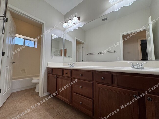 Building Photo - Beautiful 4-Bedroom, 3-Bath Home in Phoeni...