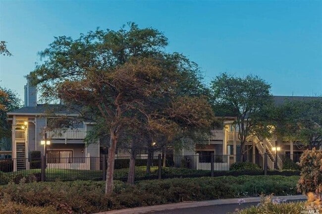 Building Photo - The Shores