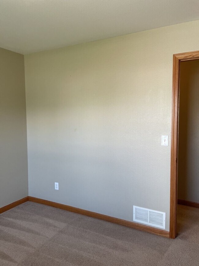 Building Photo - 4 Bed 2.5 Bath Home in Windsor - FREE Octo...