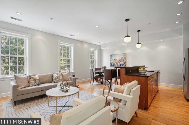 Building Photo - Charming 2 BR/2 BA Condo in Logan Circle!