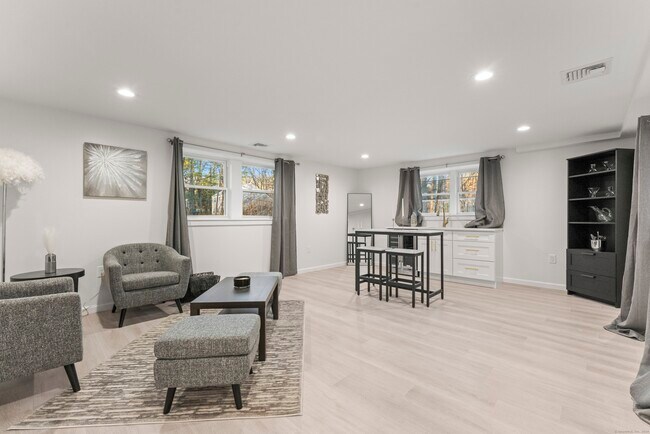 Building Photo - 45 Westledge Rd