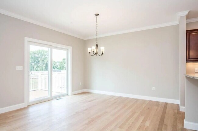 Building Photo - 3 bed 2.5 bath home available