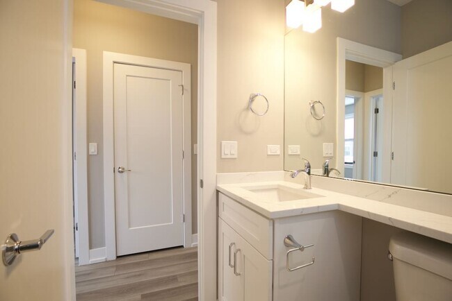 Building Photo - 3948.5 N Janssen Ave