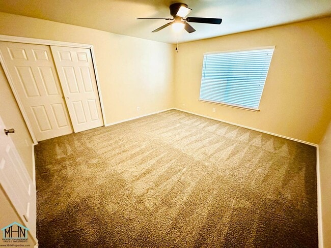 Building Photo - Big & Beautiful 5 bed/3.5 bath 2 Story home that's conveniently located to Randolph AFB