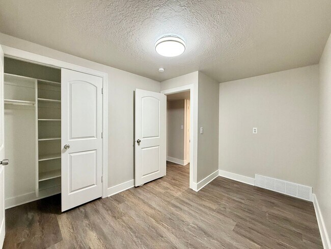 Building Photo - 250 N 360 W