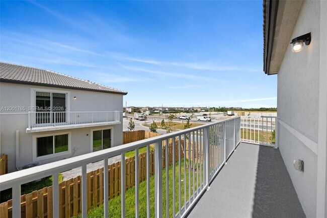 Building Photo - 715 SE 15th St