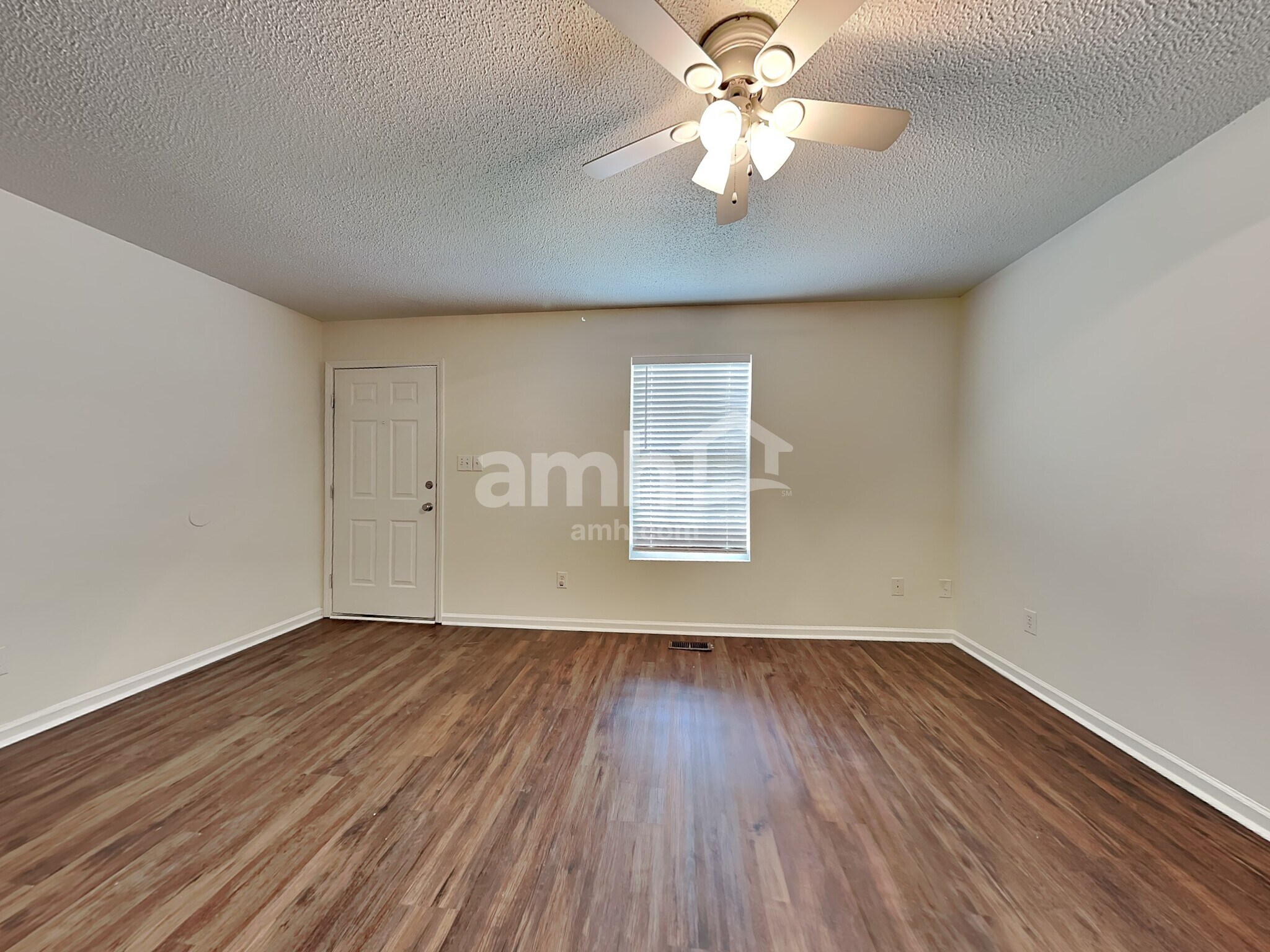 Building Photo - 221 Dogwood Ave