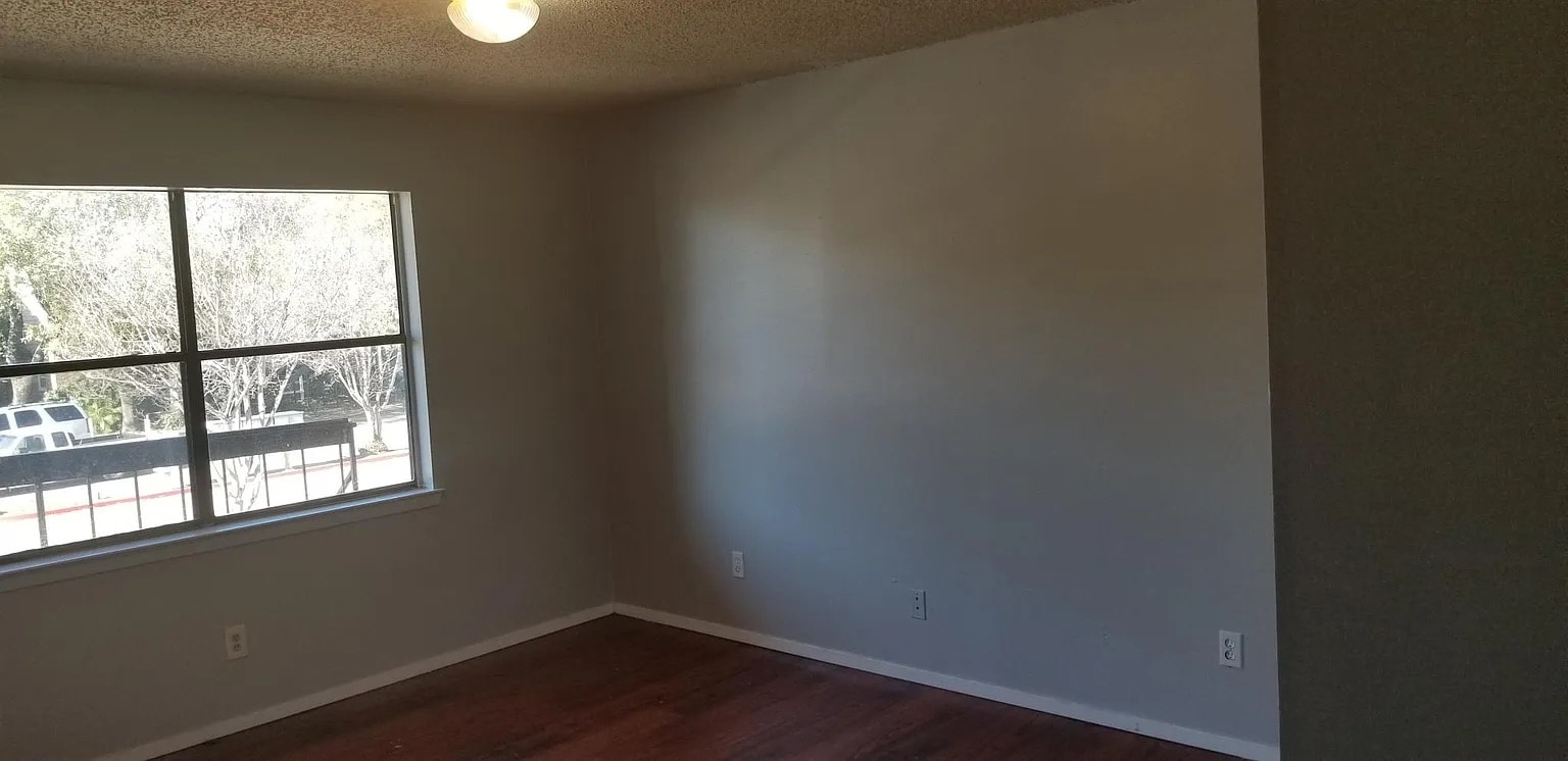 Building Photo - Room in Apartment on West Loop
