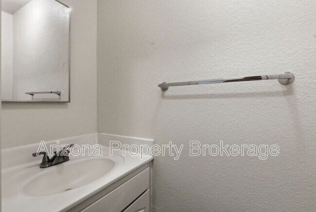 Building Photo - 245 E Vine Cir