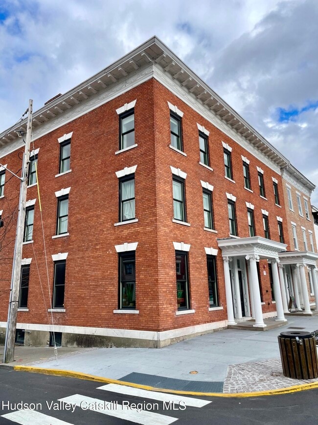 Primary Photo - 202 Warren St