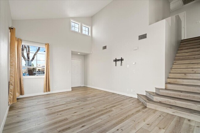 Building Photo - Contemporary 3 Bedroom With Luxurious Finishes