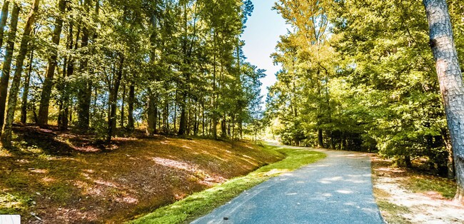 Building Photo - 904 Cozy Oak Ave