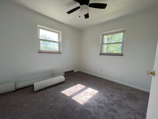 Building Photo - Modern 3 bedroom, 1.5 bathroom home in Bethel Park