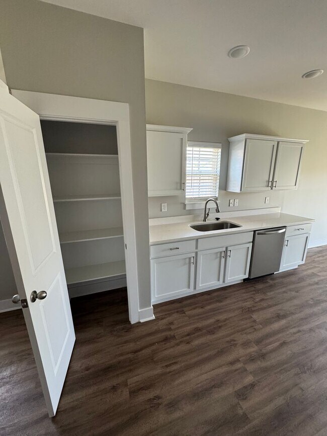 Building Photo - Beautiful 3 Bedroom, 2 Bath Craftsman-Styl...