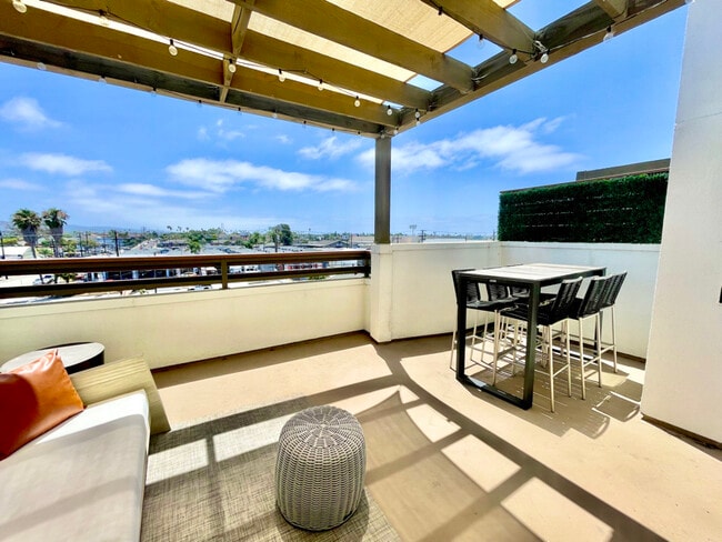Building Photo - 1660 Topanga