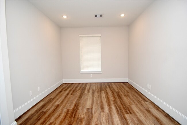 Building Photo - 1270 N Post Oak Rd