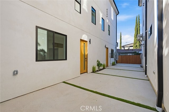 Building Photo - 13602 Burbank Blvd