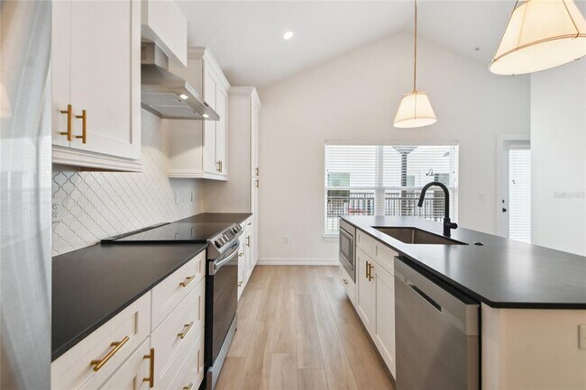 Building Photo - 1602 Park Lake St