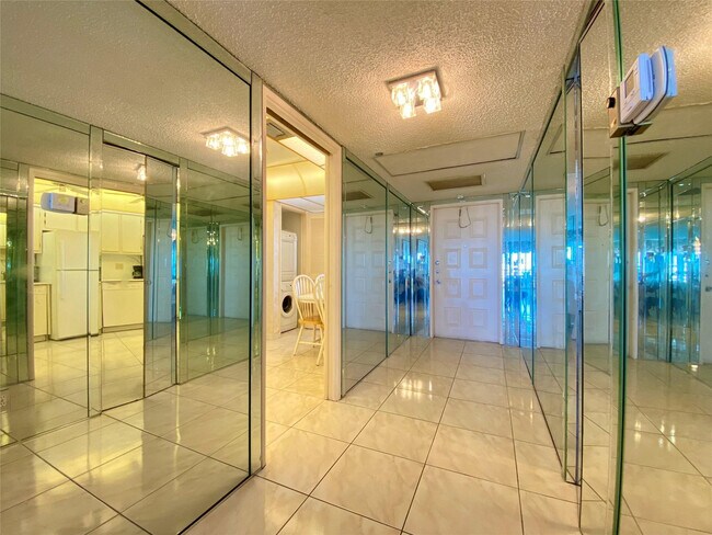 Building Photo - 4015 W Palm Aire Dr