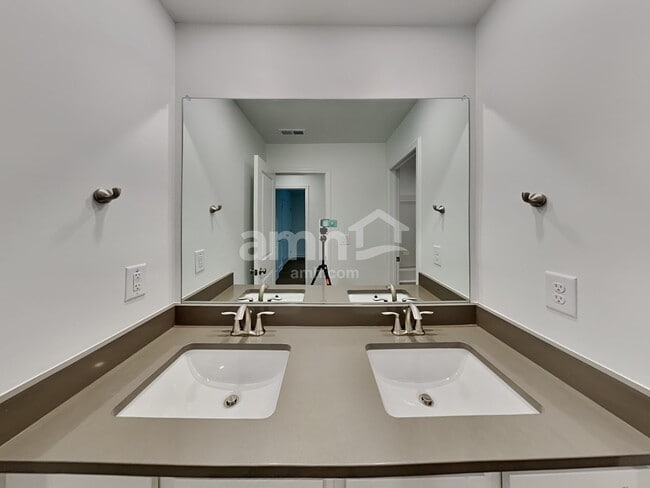 Building Photo - 1059 Highland Walk