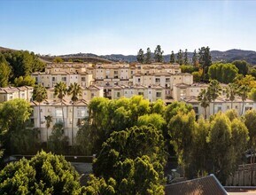 Building Photo - Fully Remodeled End-Unit with Views, Private Garage & Flexible Living Space – South of the Blvd