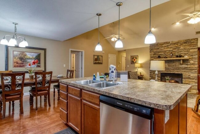 Building Photo - FULLY FURNISHED!!! GREAT FOR CORPORATE HOU...