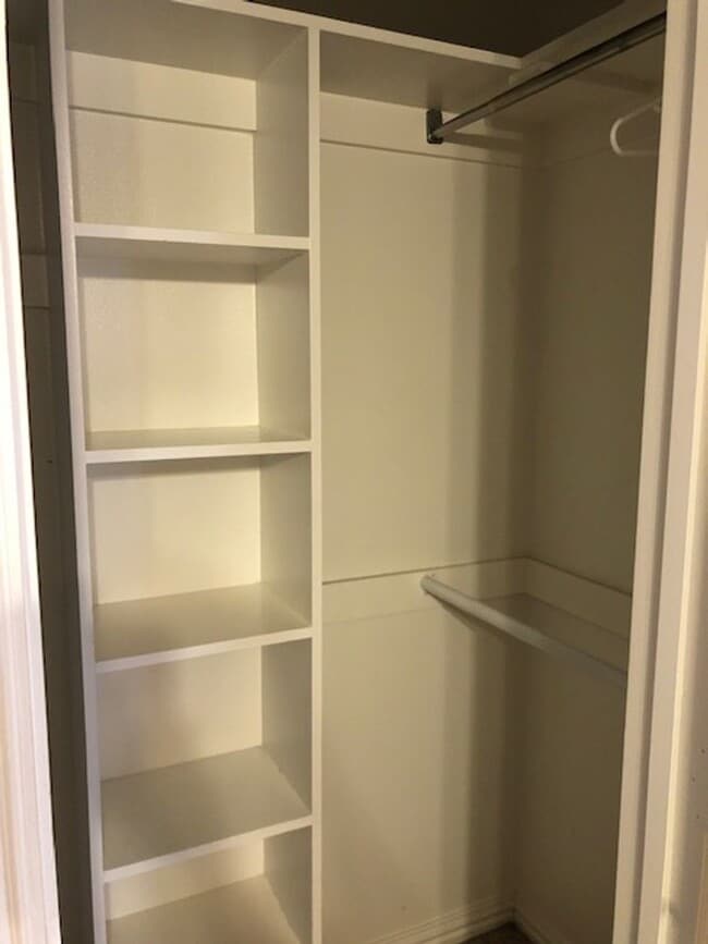 Building Photo - 2 BEDROOM 2.5 BATH TOWNHOME