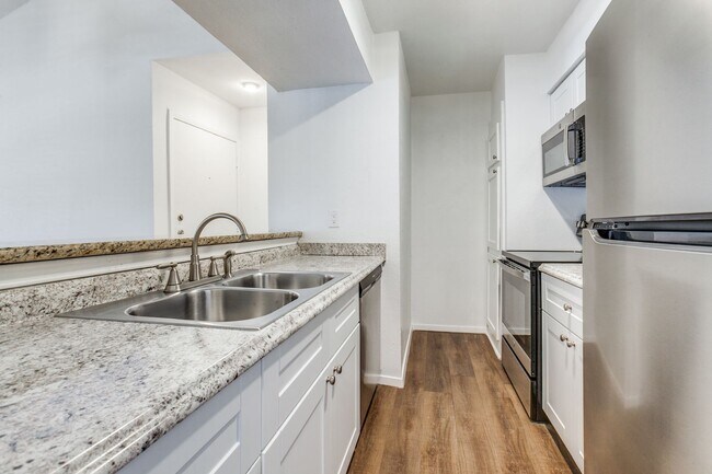 Building Photo - Lock and go GATED COMMUNITY near the night life in Addison. 2br/1ba Condo!